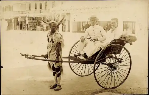 Foto Ak Durban Südafrika, Männer in einer Rikscha