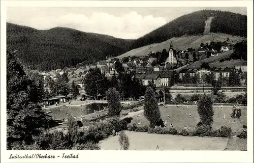 Ak Lauenthal Langelsheim am Harz, Blick auf das Freibad, Ortschaft, Berge