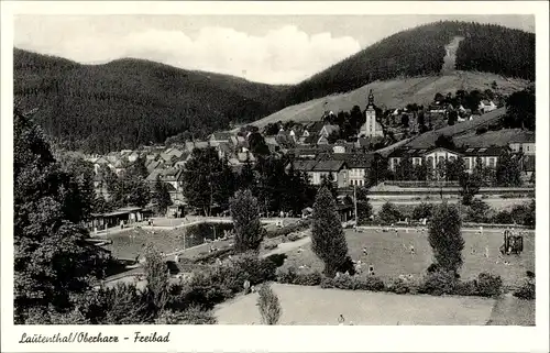 Ak Lauenthal Langelsheim am Harz, Blick auf das Freibad, Ortschaft, Berge