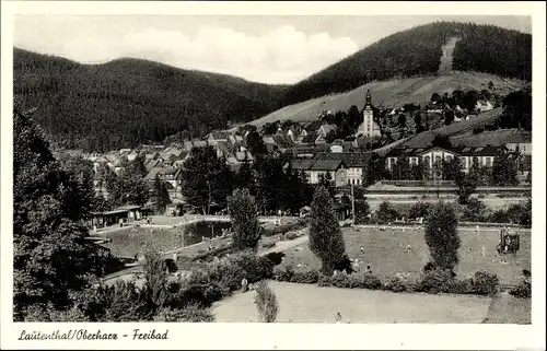 Ak Lauenthal Langelsheim am Harz, Blick auf das Freibad, Ortschaft, Berge