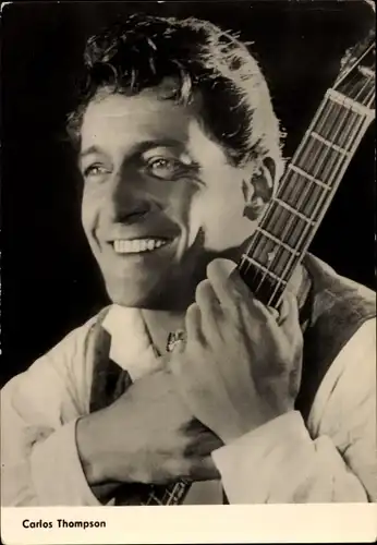 Ak Schauspieler Carlos Thompson, Portrait, Gitarre