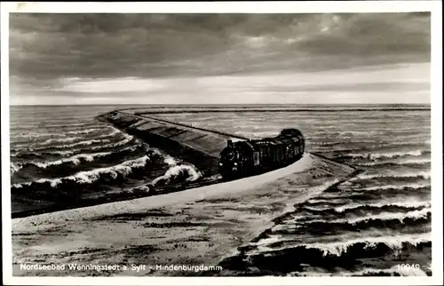 Ak Sylt in Nordfriesland, Lokomotive auf dem Hindenburgdamm