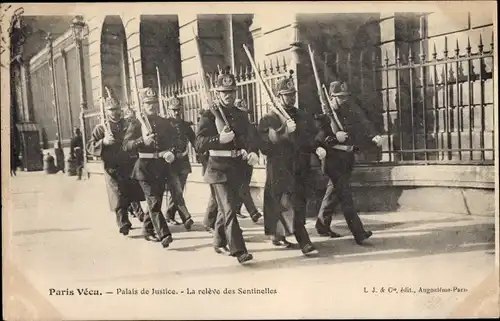 Ak Paris IV Ile de la Cité, Palais de la Justice, la relève des Sentinelles, Wachablösung
