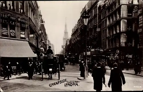 Ak London City England, Cheapside, Looking East, Passanten, Kutsche, Geschäfte