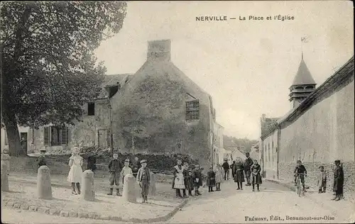 Ak Nerville Val-d´Oise, La Place et l'Eglise