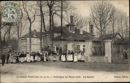 Ak Plessis Trevise Val de Marne, Fabrique de Faux-Cols, La Sortie