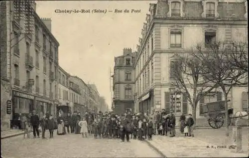 Ak Choisy le Roi Val de Marne, La Rue du Pont, Passanten