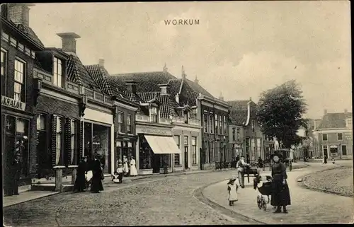 Ak Workum Friesland Niederlande, Straßenpartie, Passanten