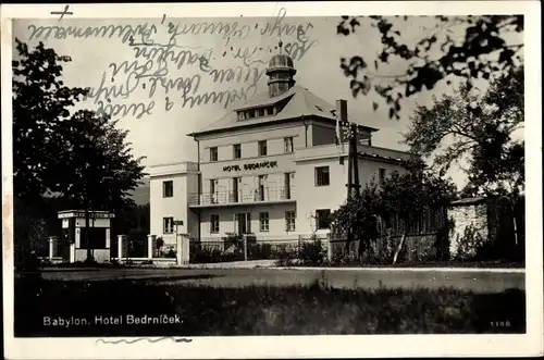 Ak Babylon, Blick aufs Hotel Bedrnicek mit Bäumen