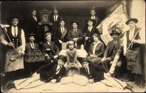 Foto Ak Zürich Stadt Schweiz, Fahnenweihe, Gruppenaufnahme, Trachten