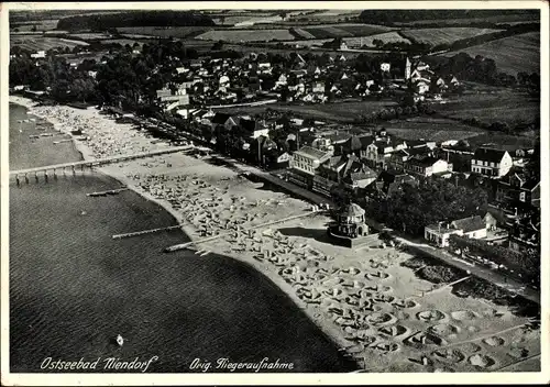 Ak Ostseebad Niendorf Timmendorfer Strand, Blick auf den Ort, Strand, Fliegeraufnahme