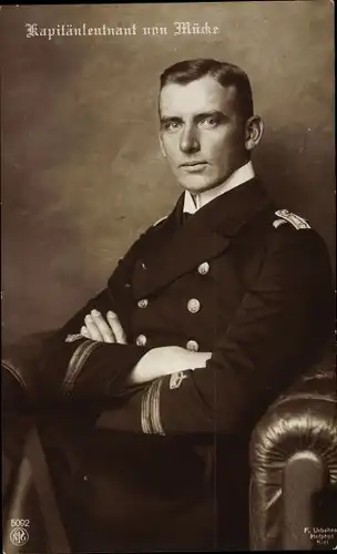 Ak Kapitänleutnant Hellmuth von Mücke, Sitzportrait in Uniform