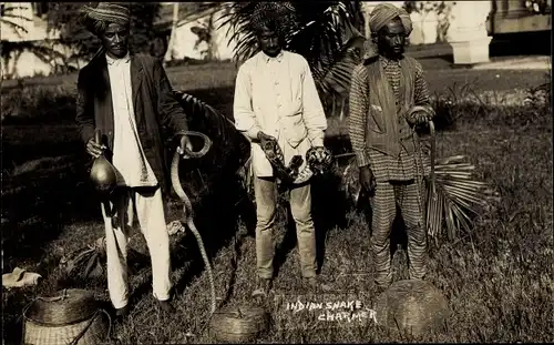 Foto Ak Kolkata Kalkutta Indien, Indian snake charmer, Schlangenbeschwörer
