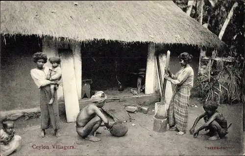 Ak Ceylon Sri Lanka, Villagers, Einwohner vor einer Hütte