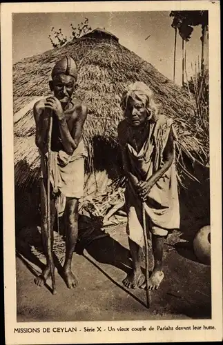 Ak Ceylon Sri Lanka, Un vieux couple de Pariahs devant leur hutte