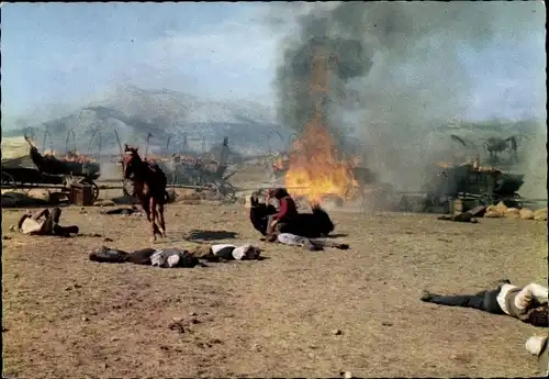 Ak Szene aus dem Film Unter Geiern, Angriff auf den Treck, Feuer