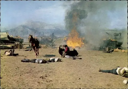 Ak Szene aus dem Film Unter Geiern, Angriff auf den Treck, Feuer