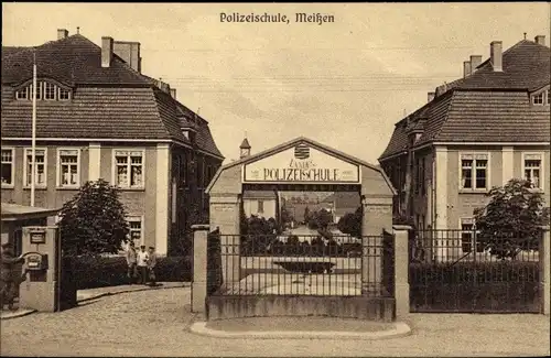 Ak Meißen in Sachsen, Blick auf den Haupteingang der Polizeischule