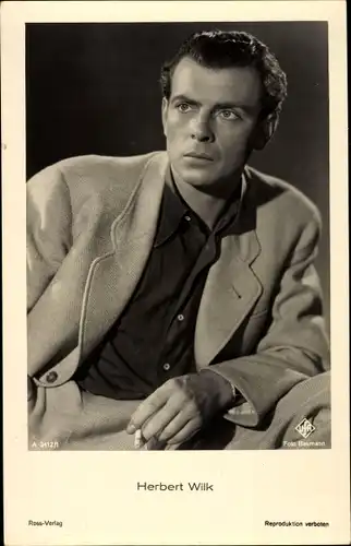 Ak Schauspieler Herbert Wilk, Portrait mit Zigarette, Ross A 3412/1