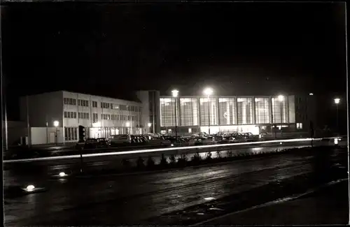 Ak Heidelberg, Blick auf den beleuchteten Hauptbahnhof bei Nacht, Parkplatz