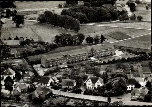 Ak Neuenkirchen Vörden, Fliegeraufnahme, Blick auf langes Backsteingebäude