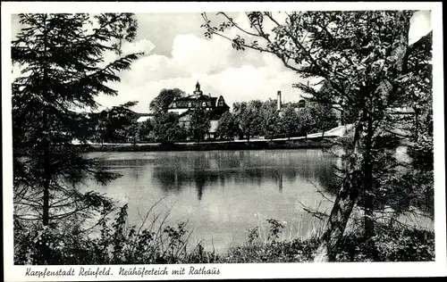 Ak Reinfeld in Schleswig Holstein, Partie am Neuhöferteich mit Durchblick zum Rathaus