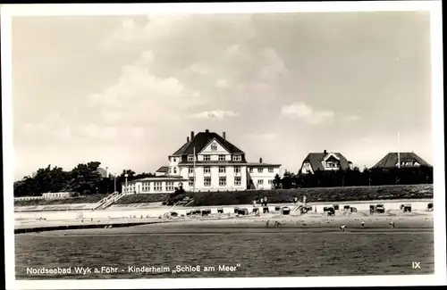Ak Wyk auf Föhr Nordfriesland, Strandpartie mit Blick auf das Kinderheim "Schloß am Meer"