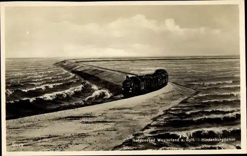 Ak Sylt in Nordfriesland, Lokomotive auf dem Hindenburgdamm