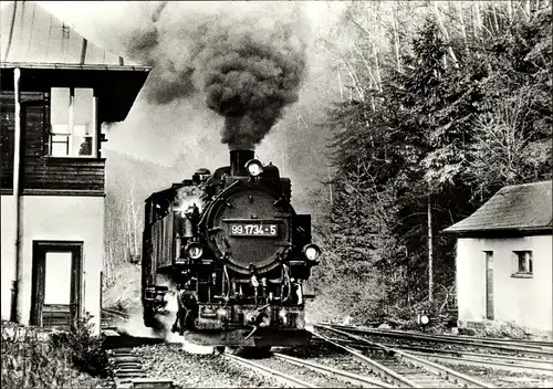 Ak Kipsdorf Hainsberg Freital in Sachsen, Schmalspurbahn am Bahnhof Kipsdorf, Lokomotive 99 1734-5