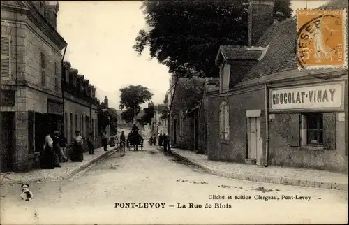 Ak Pont Levoy Loir et Cher, La Rue de Blois, Chocolat Vinay