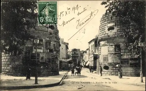 Ak Arles Bouches du Rhône, L'Entree de la Ville, Straßenpartie, Geschäfte