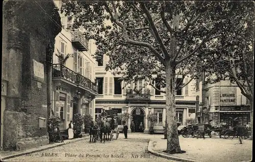 Ak Arles Bouches du Rhône, Place du Forum, le hôtels