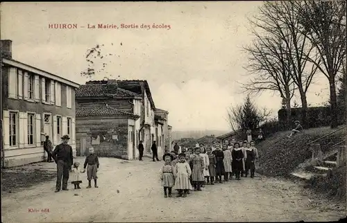 Ak Huiron Marne, La Mairie, Sortie des Ecoles