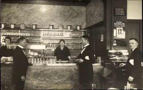 Foto Ak Essen im Ruhrgebiet, Partie in einer Bar, Kellner, Gläser, Kalender, 12. April