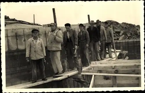 Foto Ak Herdecke an der Ruhr, Bauarbeiten am Wasserturm, Arbeiter