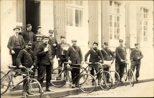 Ak Männer in Uniformen und Fahrrädern vor einem Gebäude