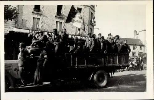 Foto Französische Soldaten auf einem LKW 1944
