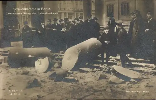 Foto Ak Straßenkämpfe Berlin, Zerschossene Säulen des Nationaldenkmals
