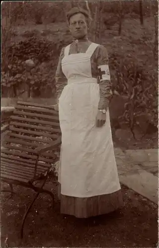 Foto Ak Krankenschwester in Dienstkleidung, Standportrait, Armbinde, I. WK