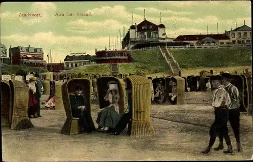 Ak Zandvoort aan Zee Nordholland Niederlande, Aan het Strand