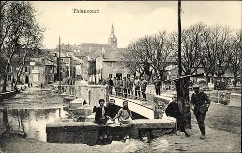 Ak Thiaucourt Meurthe et Moselle, Ortsansicht, Deutsche Soldaten, Brücke