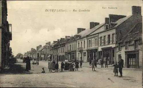 Ak Doyet Allier, Rue Gambetta, Café