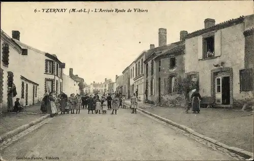 Ak Yzernay Maine et Loire, L'Arrivée Route de Vihiers