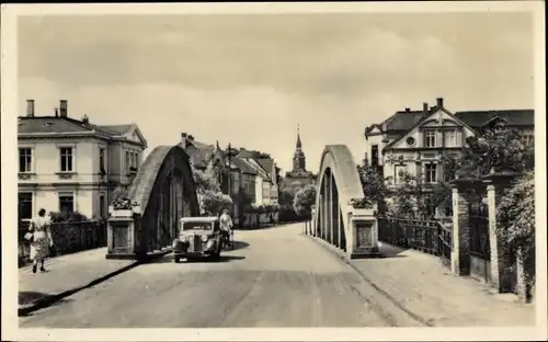 Ak Bad Lausick in Sachsen, Blick vom Bad zur Stadt, Brücke, Auto