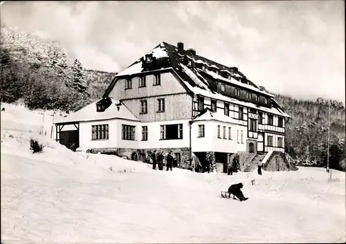 Ak Hellenthal in der Eifel, Jugendherberge, Außenansicht, Winter, Schnee, Schlitten