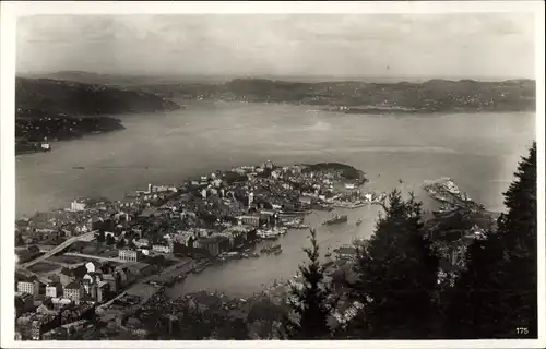 Ak Bergen Norwegen, Panoramaansicht und Schiffe im Hafen