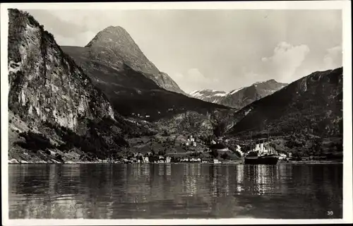 Ak Geiranger Norwegen, Partie im Fjord, Merok, Blick auf den Ort, Dampfer