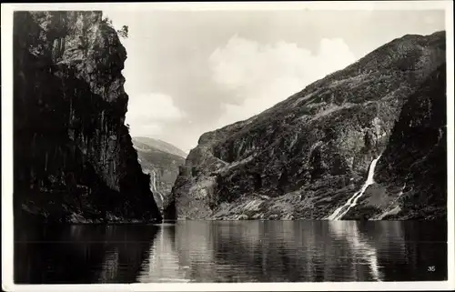 Ak Norwegen, Partie im Geirangerfjord, Felsen, Wasserfall