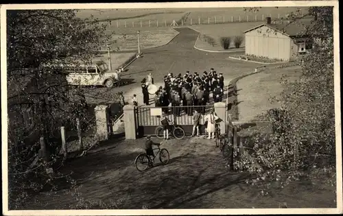 Foto Ak Duisburg im Ruhrgebiet, Partie am Eingang, Autobus, Musikkapelle