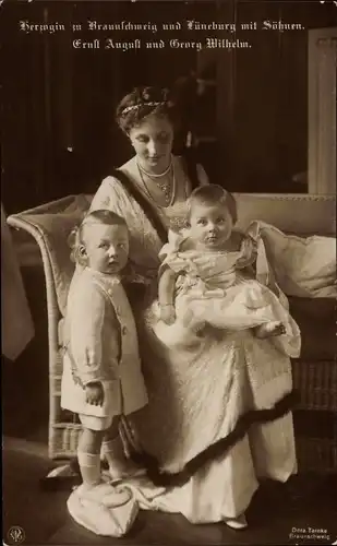 Ak Prinzessin Victoria Luise von Preußen mit Söhnen Ernst August und Georg Wilhelm, NPG